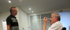 Kursleiter Nick Brieger begrüßt die deutschen Teilnehmer beim Kurs.