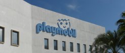Playmobil ist einer der größten Arbeitgeber auf Malta. Im Bild der Eingangsbereich zur Fabrik.