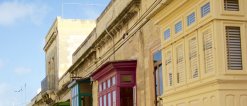 Typisch für Malta: die Balkone an den Häusern in Valletta (Bild 2).