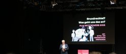 Bereichsleiter Stefan Kuen begrüßt die Schülerinnen und Schüler des Filmwettbewerbes