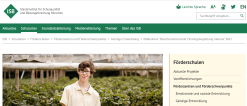 Ausschnitt der Internetseite des ISB zum Thema "Berufsorientierende Einstiegsbegleitung inklusiv" (BoEi); 
Ein Jugendlicher mit Brille lächelt in die Kamera und zeigt die von ihm gesammelten Erdbeeren.