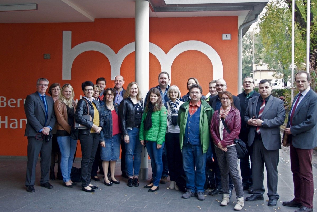 Die Delegation der Regierung von Oberfranken vor der LBS Gutenberg, Bozen