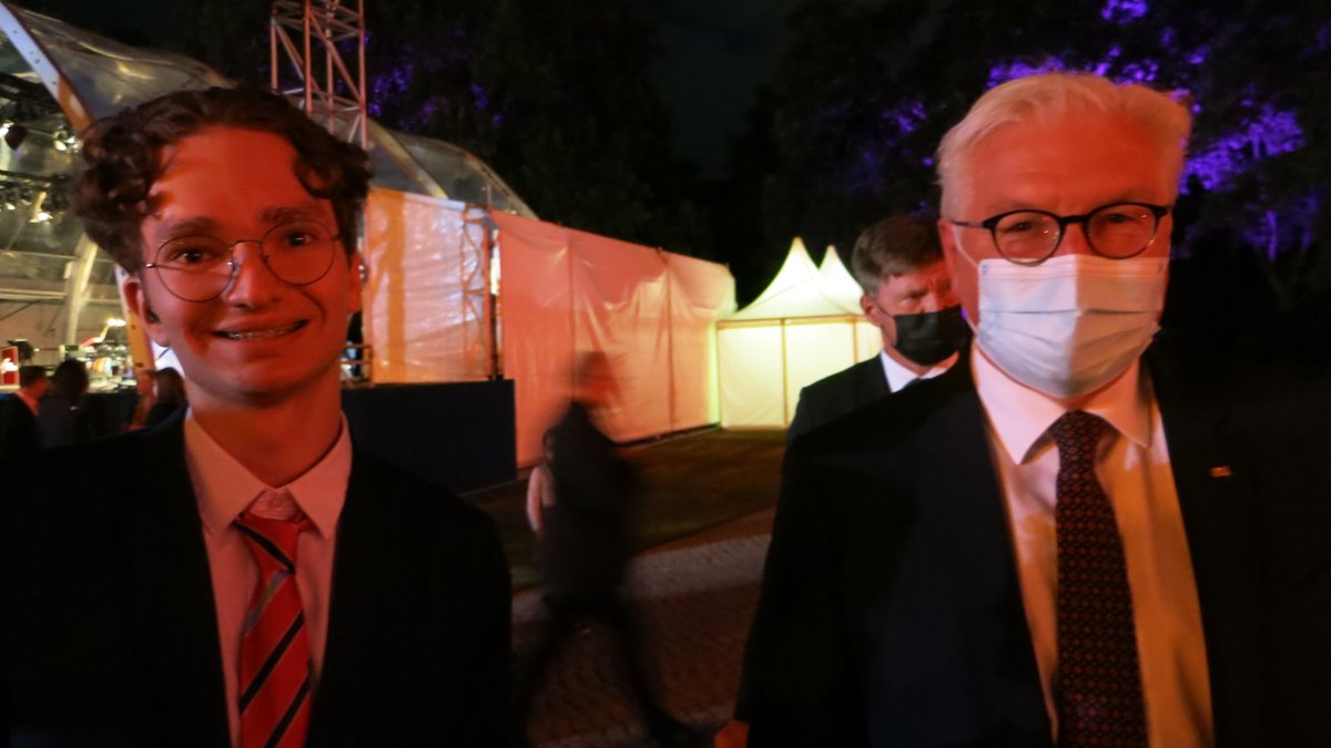 Bezirksschülersprecher Aliaks Pfeffer mit dem Bundespräsidenten im Rahmen des Dankesfests im August 2021